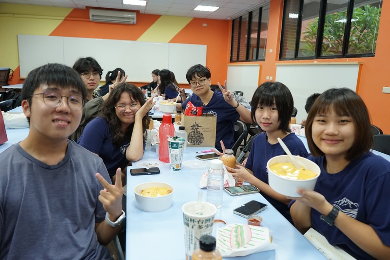 晚餐時間,大家一同享用預訂的「泰泰巴豆婹」泰式料理,品嚐美味佳餚,在輕鬆愉快的氛圍中交流感情,為這一天畫下溫馨的句點。🍛🍽️😊圖片