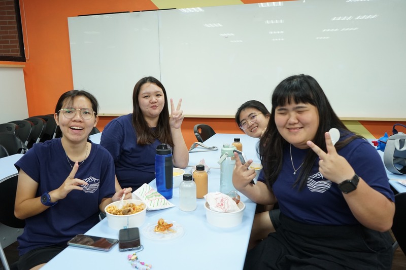晚餐時間,大家一同享用預訂的「泰泰巴豆婹」泰式料理,品嚐美味佳餚,在輕鬆愉快的氛圍中交流感情,為這一天畫下溫馨的句點。🍛🍽️😊圖片