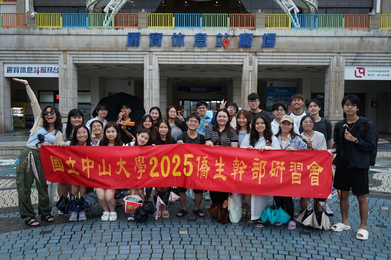 在麗寶樂園留下大合照,記錄大家歡笑與美好時光,為這次活動增添珍貴的回憶!📸🎢🎉😄圖片