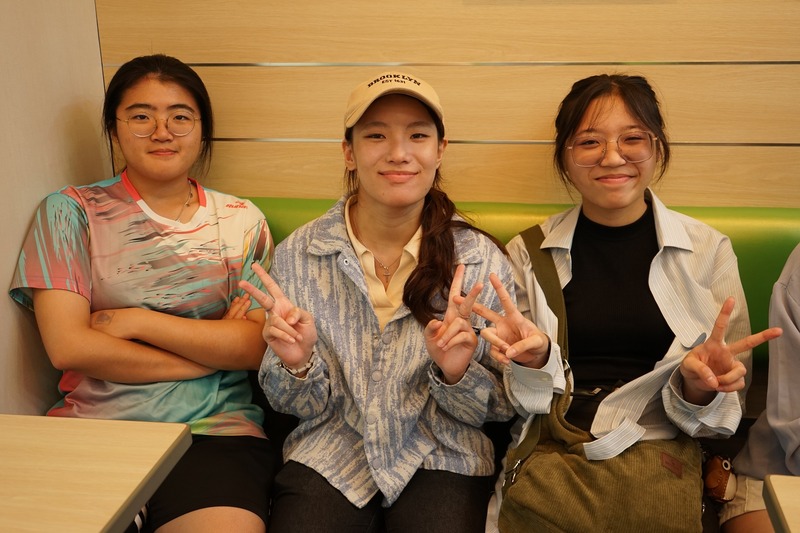 在麗寶樂園,大家三五成群拍下小合照,留下歡樂時光的身影,每一張照片都是珍貴的回憶。📸🎡😆圖片