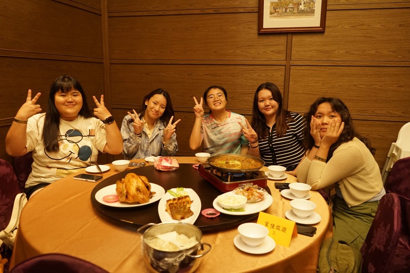 晚餐時間,大家來到「寶島饗宴會館」享用豐盛的合菜料理,在溫馨熱鬧的氛圍中歡聚一堂,交流感情,共度美好時光。🍽️🥢🎊圖片