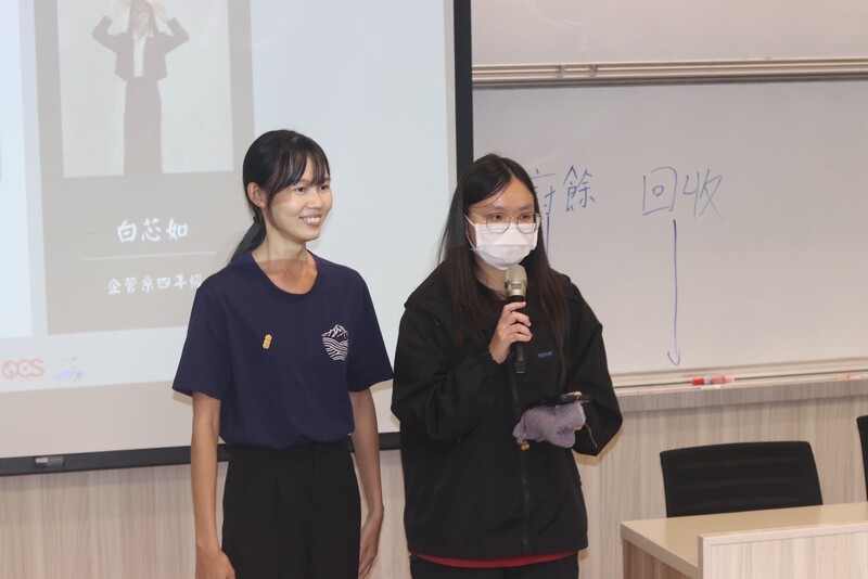 稽核王筱珺與白芯如在活動中致詞，感謝大家這學期的努力與合作，也分享了在擔任稽核期間的收穫與成長。