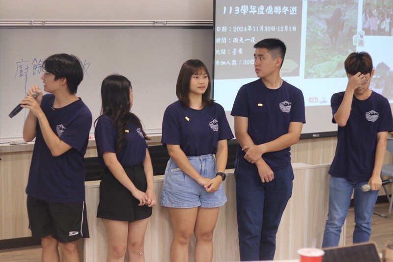 活動組張渝霞、陳猷傑、楊康梓、陳康利、李嘉友在活動中向大家分享了本學期活動的規劃與執行情形，感謝所有成員的參與與支持🎉。