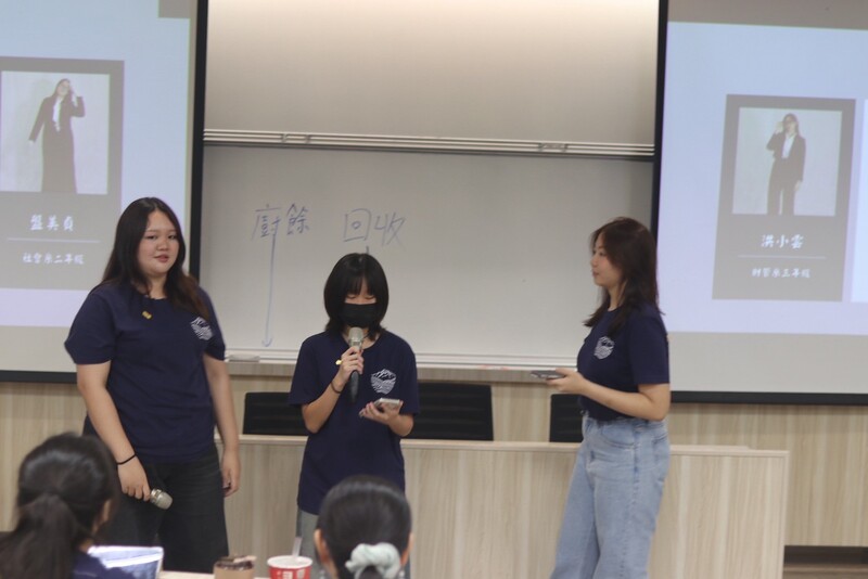 社群美宣盤美貞、羅佩芊、洪小雲在活動中分享了本學期社群經營與美宣設計的成果，感謝大家對各項宣傳工作的支持與肯定🎨📢。