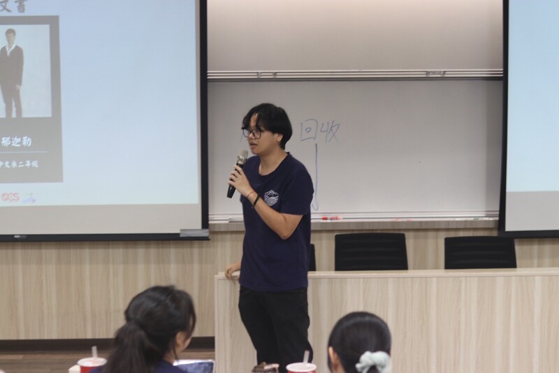 文書邢迦勒在活動中向大家分享了本學期文書工作的點滴，感謝所有幹部與同學的協助與配合，讓各項資料整理、會議紀錄及公文處理都能順利完成📝✨。