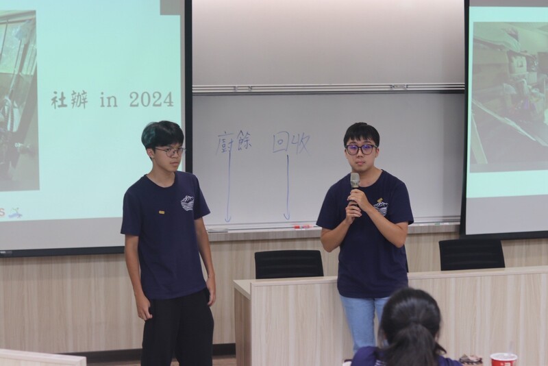 總務許恩賜與蕭維利在活動中向大家說明了本學期物資管理與場地協調的情況，感謝大家的配合與支持。他們也分享了在總務工作中的經驗與成長，希望未來能繼續為僑聯會提供最完善的後勤服務，讓每一次活動都能順利圓滿🛠️👏。