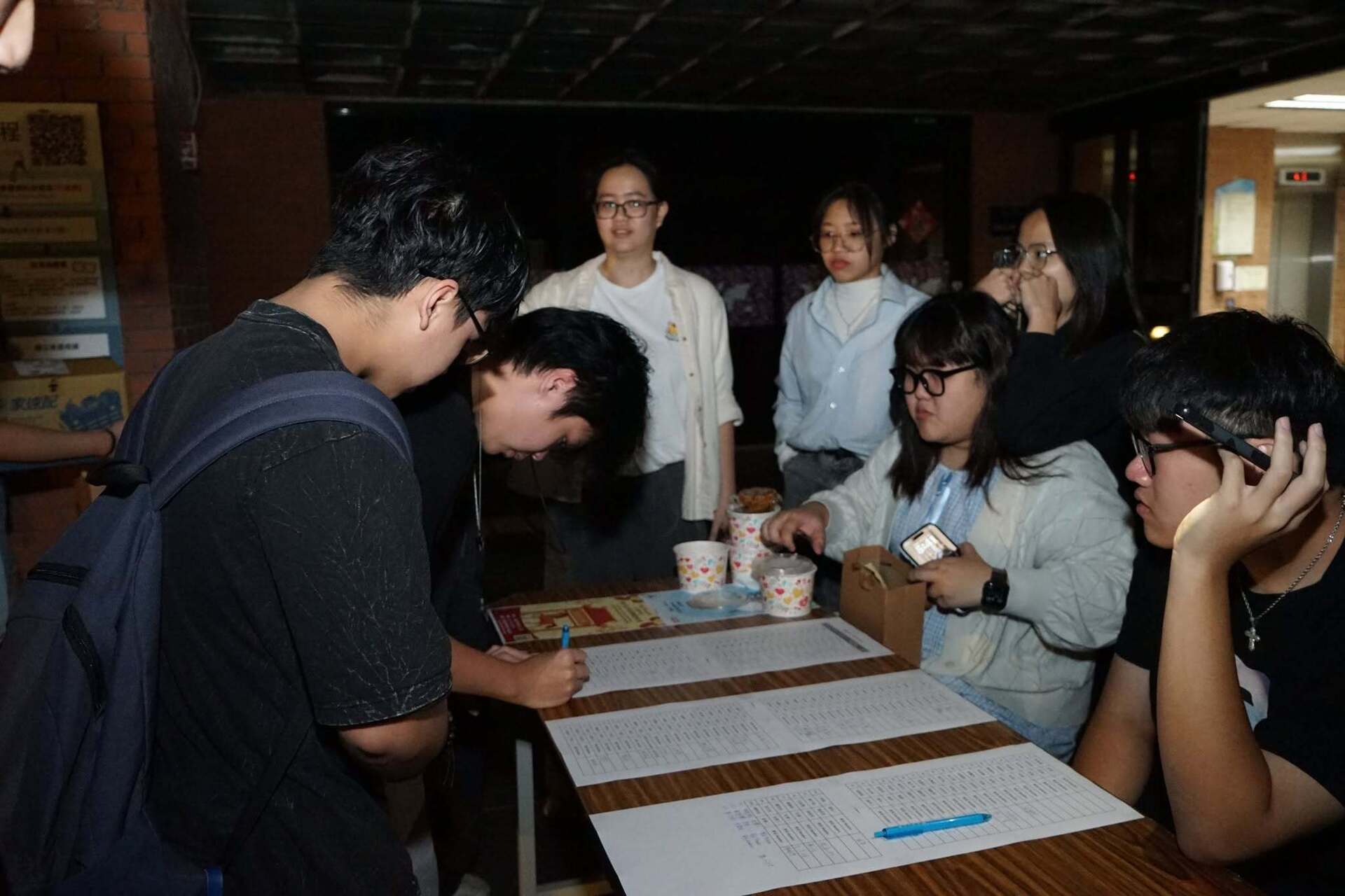 同學們陸續抵達完成簽到，冬至活動即將暖心開跑！📝✨(另開新視窗/jpg檔)圖片
