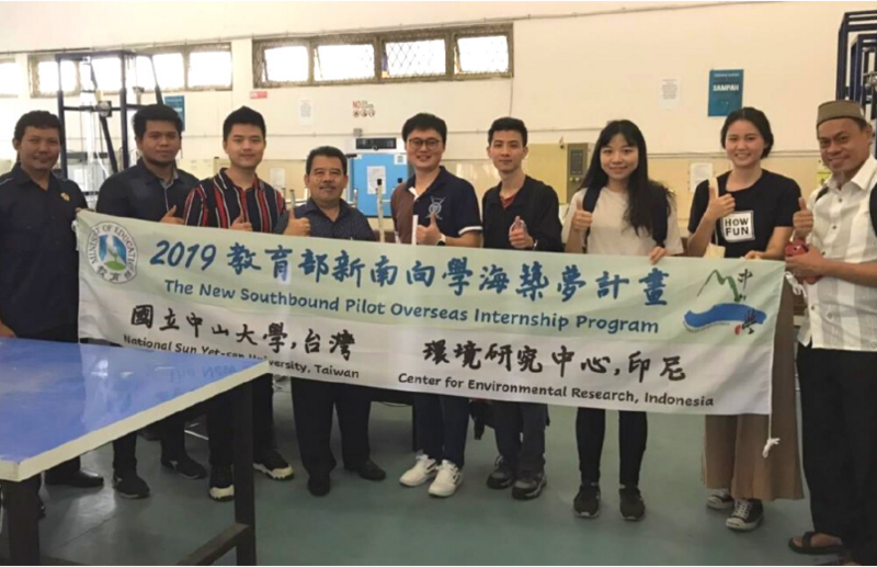 109年學海築夢機電系林韋至教授團隊於印尼合影(另開新視窗)